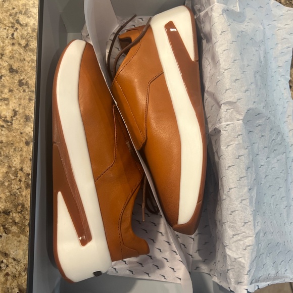 NEVER WORN Wolf and Shepherd Super Crossover Shoe main image 5